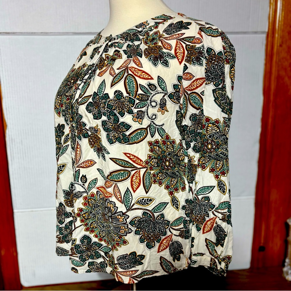 Cj Banks woman’s 3X cloth covered buttons floral design 58% rayon 42% mo…